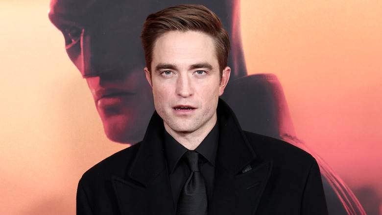 Robert Pattinson posant à l'avant-première de The Batman