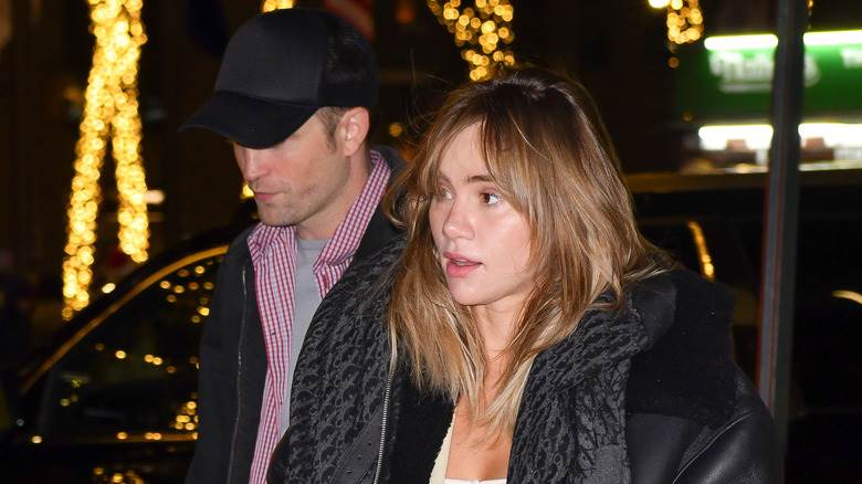 Suki Waterhouse et Robert Pattinson marchant dans la rue