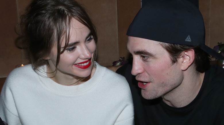 Robert Pattinson et Suki Waterhouse se regardent