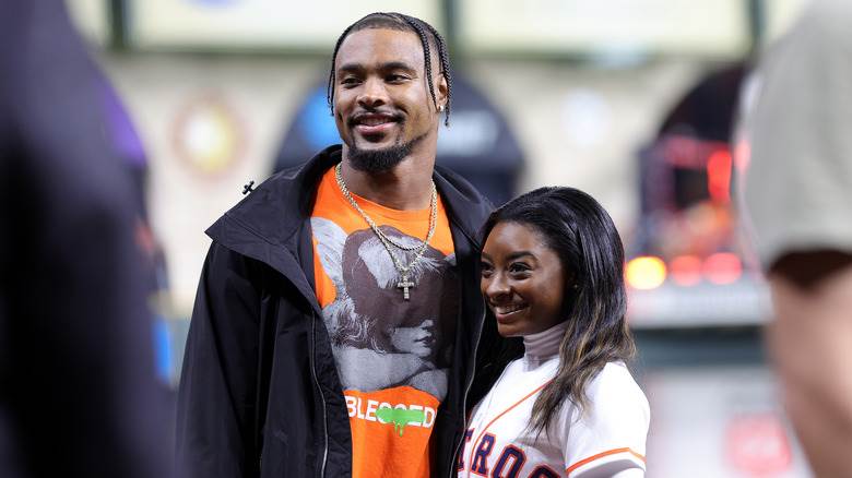 Simone Biles pose avec Jonathan Owens en 2022