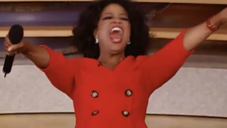 Oprah en rouge avec microphone