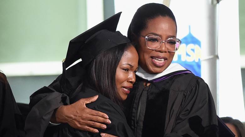 Oprah Winfrey serre dans ses bras un diplômé d'OWLAG