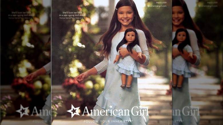 La jeune Madelyn Cline pose avec American Girl Doll