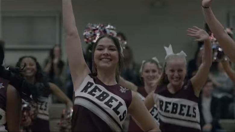 Madelyn Cline dans le rôle de Chloé souriante en cheerleading