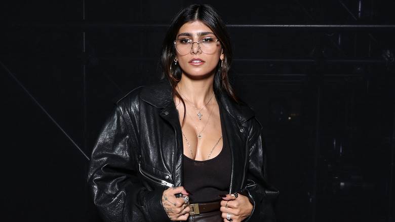 Mia Khalifa tenant les côtés de sa veste