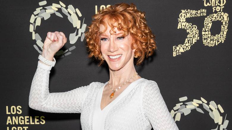 Kathy Griffin levant le poing