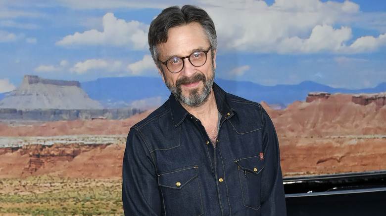 Marc Maron posant