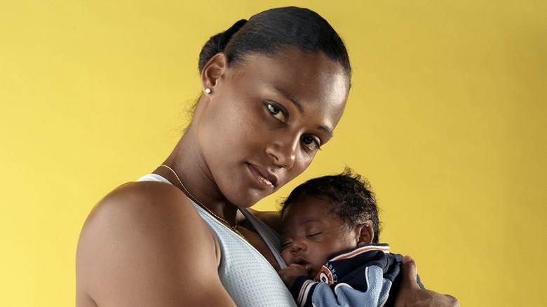 Marion Jones tenant son fils