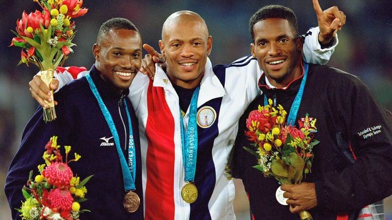 Obadele Thompson, Maurie Greene et Ato Boldon portant des médailles