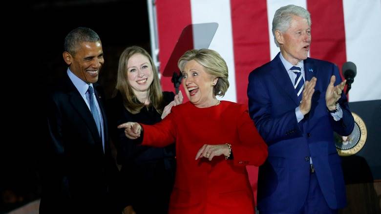 Barack Obama, Chelsea Clinton, Hillary Clinton et Bill Clinton participent à un rassemblement