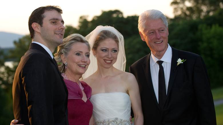 Marc Mezvinsky, Hillary Clinton, Chelsea Clinton, Bill Clinton posant pour une photo