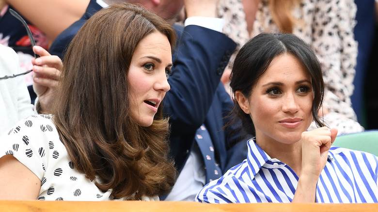 Kate Middleton et Meghan Markle discutent