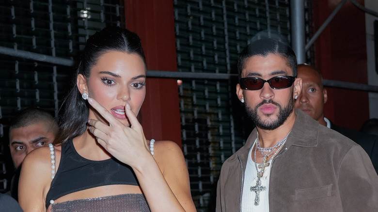 Bad Bunny et Kendall Jenner marchant