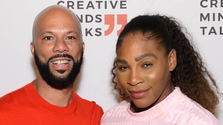 Serena Williams et Common souriant ensemble