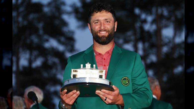 Jon Rahm tenant le trophée des Masters