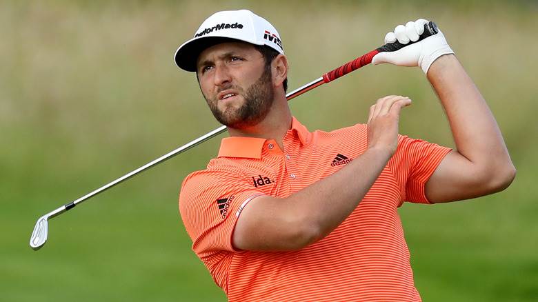 Jon Rahm regarde son tir