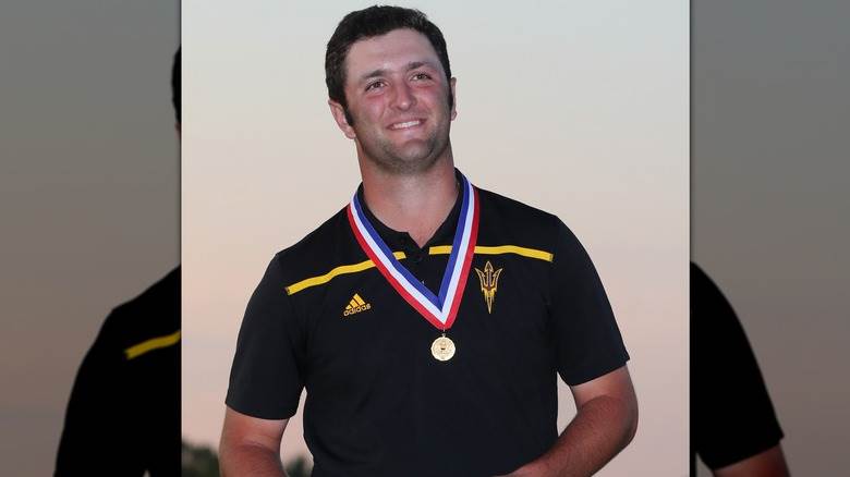 Jon Rahm avec une médaille autour du cou