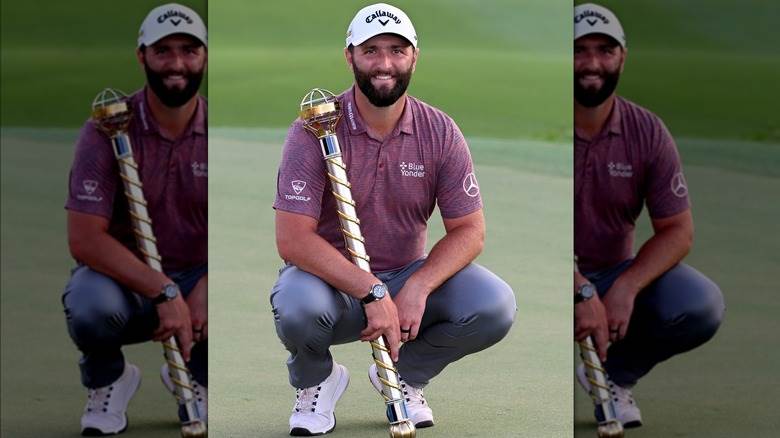 Jon Rahm tenant un gros trophée