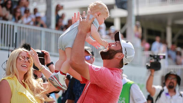 Jon Rahm tenant son fils Kepa dans ses bras