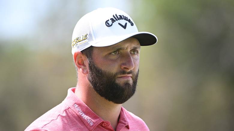 Jon Rahm avec un visage sérieux