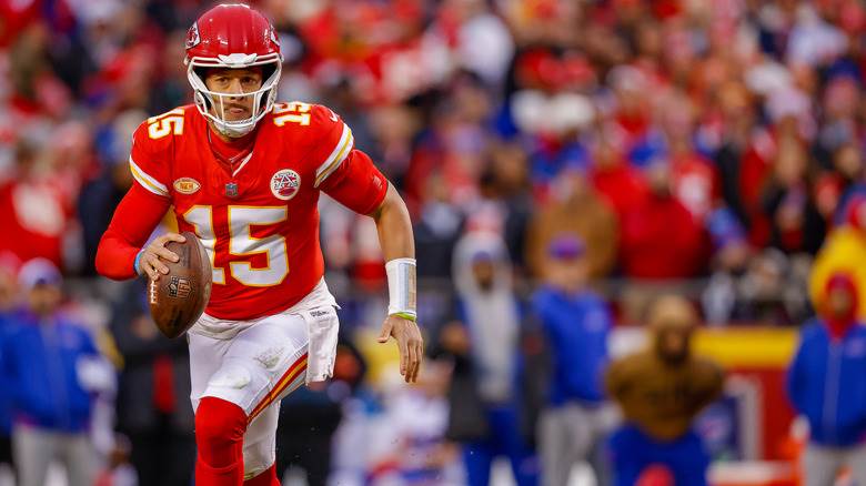 Patrick Mahomes jouant au football