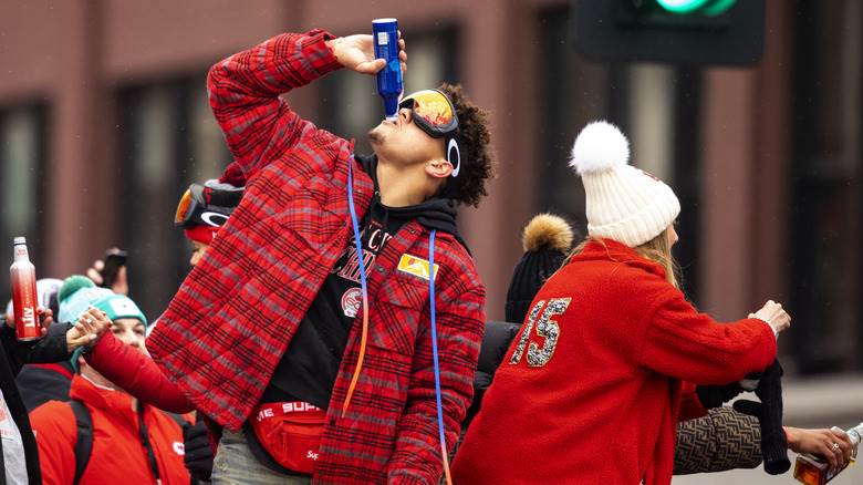 Patrick Mahomes buvant à la bouteille