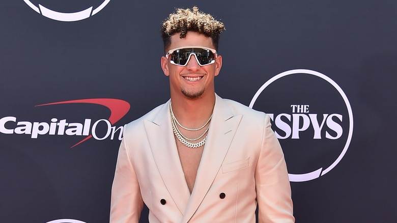 Patrick Mahomes porte des lunettes de soleil