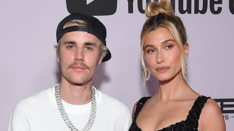 Casquette de baseball Justin Bieber, Hailey Bieber souriante