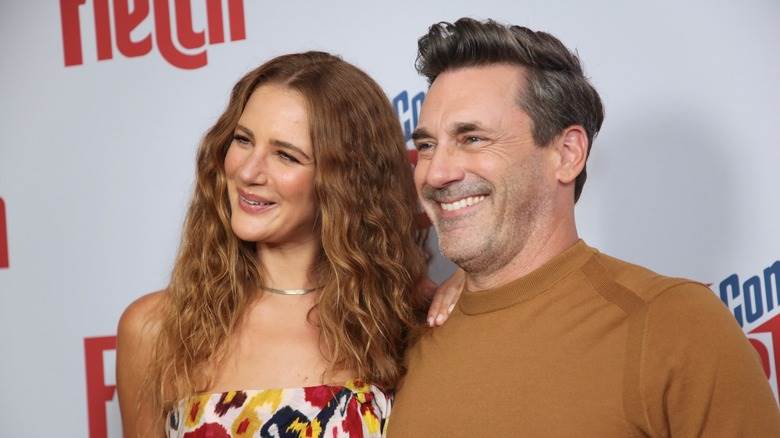 Anna Osceola et Jon Hamm posant pour la caméra