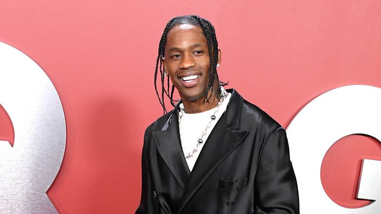 Travis Scott souriant