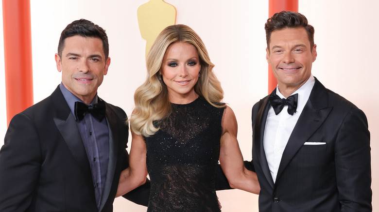 Mark Consuelos, Kelly Ripa et Ryan Seacrest posent