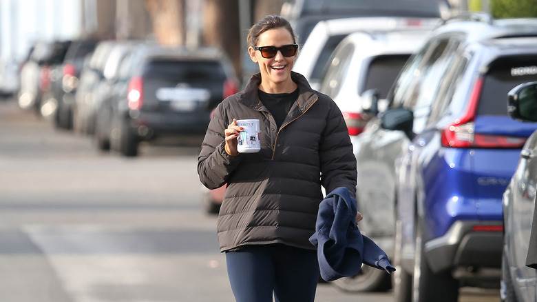 Jennifer Garner tenant une tasse