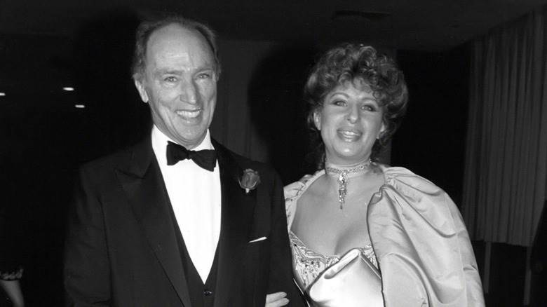 Pierre Trudeau et Barbra Streisand posant