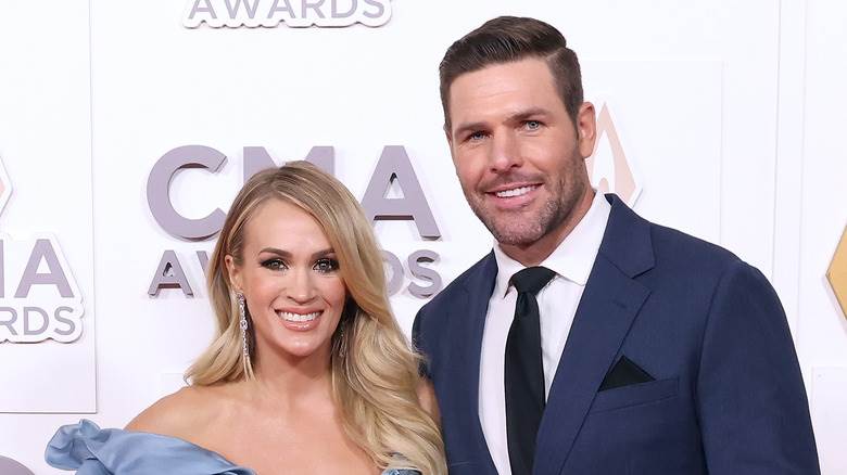 Carrie Underwood et Mike Fisher souriant