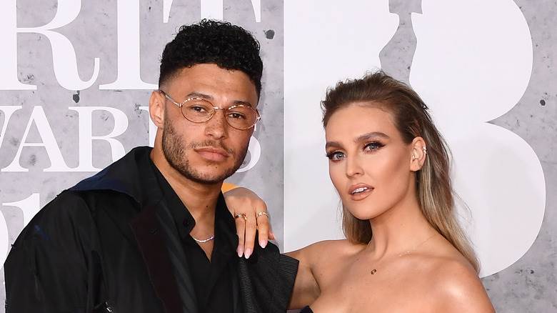 Perrie Edwards et Alex Oxlade-Chamberlain posant