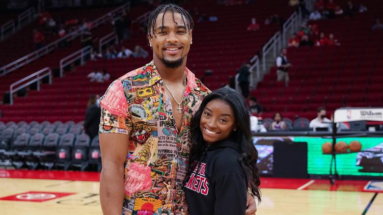 Simone Biles et Jonathan Owens souriants