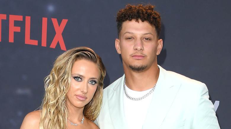 Brittany et Patrick Mahomes posant pour des photos