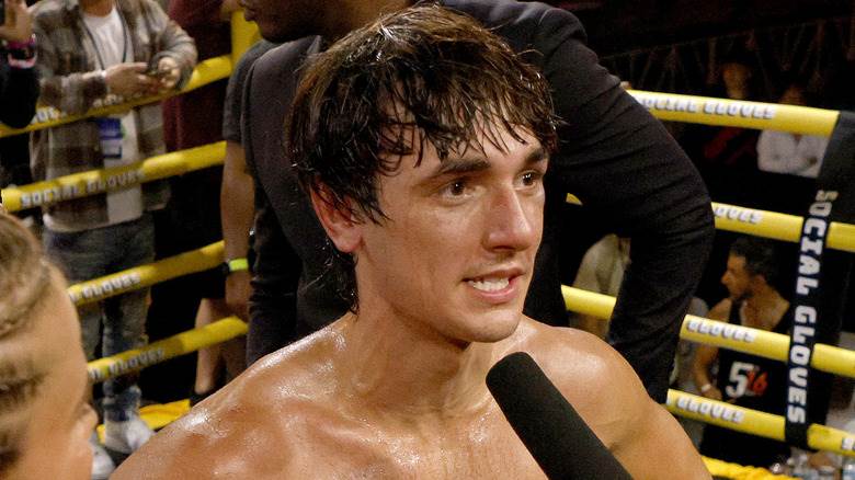 Bryce Hall donne une interview sur un ring de boxe