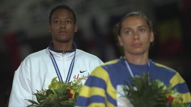 Marion Jones à la cérémonie de remise des médailles pour la victoire du 100 m