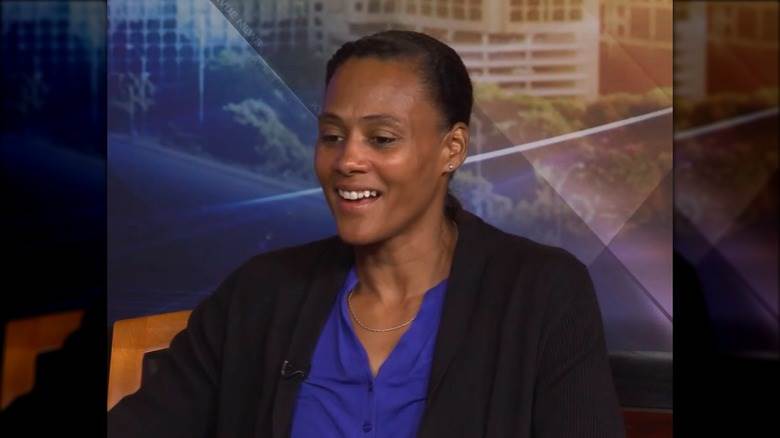 Marion Jones souriante lors d'une interview