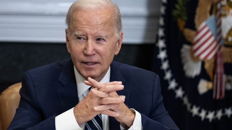 Joe Biden assis à un bureau