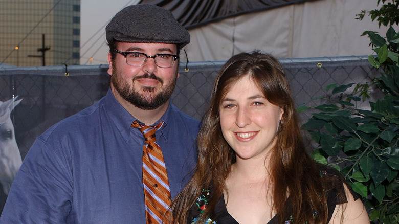 Michael Stone et Mayim Bialik posant