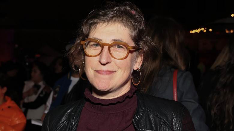 Mayim Bialik porte des lunettes