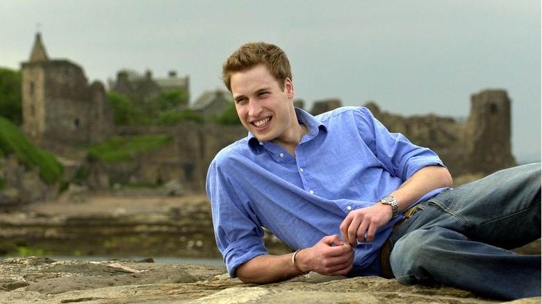 Le prince William allongé et souriant