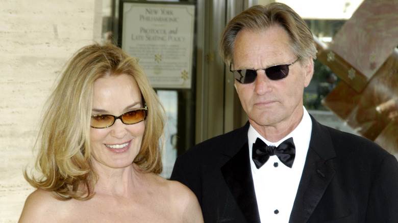 Jessica Lange et Sam Shepard portent des lunettes de soleil et regardent hors caméra