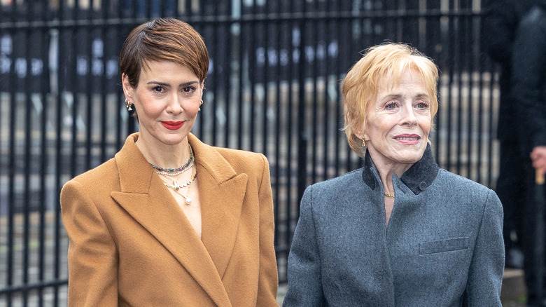 Sarah Paulson regardant la caméra et Holland Taylor regardant loin de la caméra