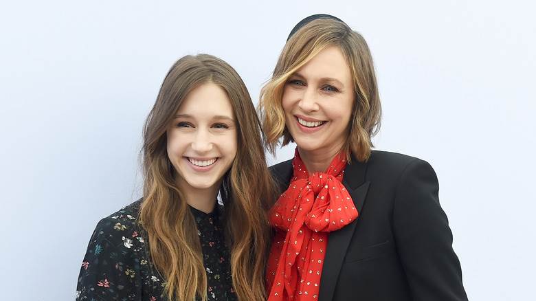 Taissa et Vera Farmiga sourient hors caméra sur le tapis rouge