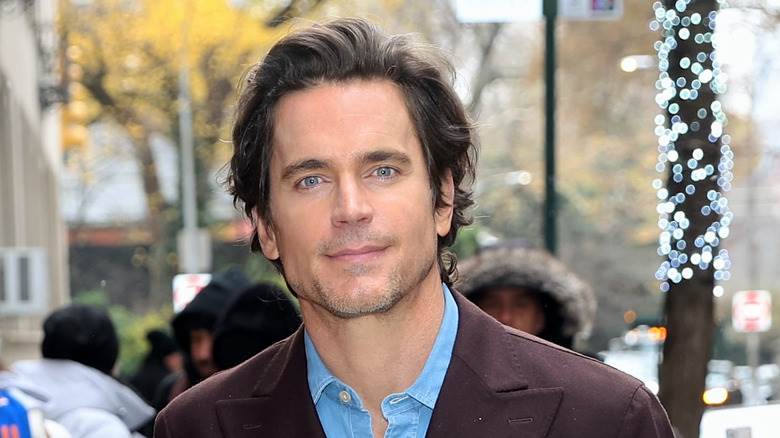 Matt Bomer souriant bouche fermée à la caméra