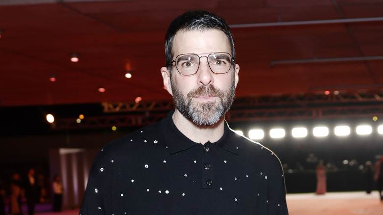 Zachary Quinto posant solennellement sur le tapis rouge