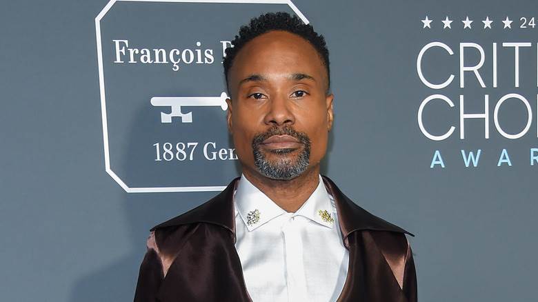 Billy Porter regardant solennellement la caméra